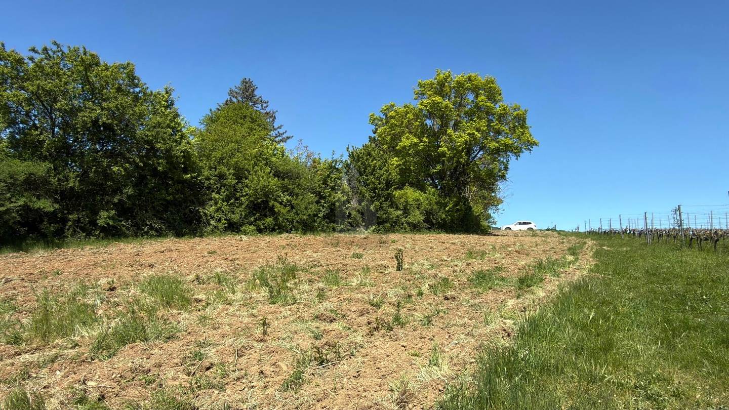 Panoramic plot in quiet edge of town Investment apartment