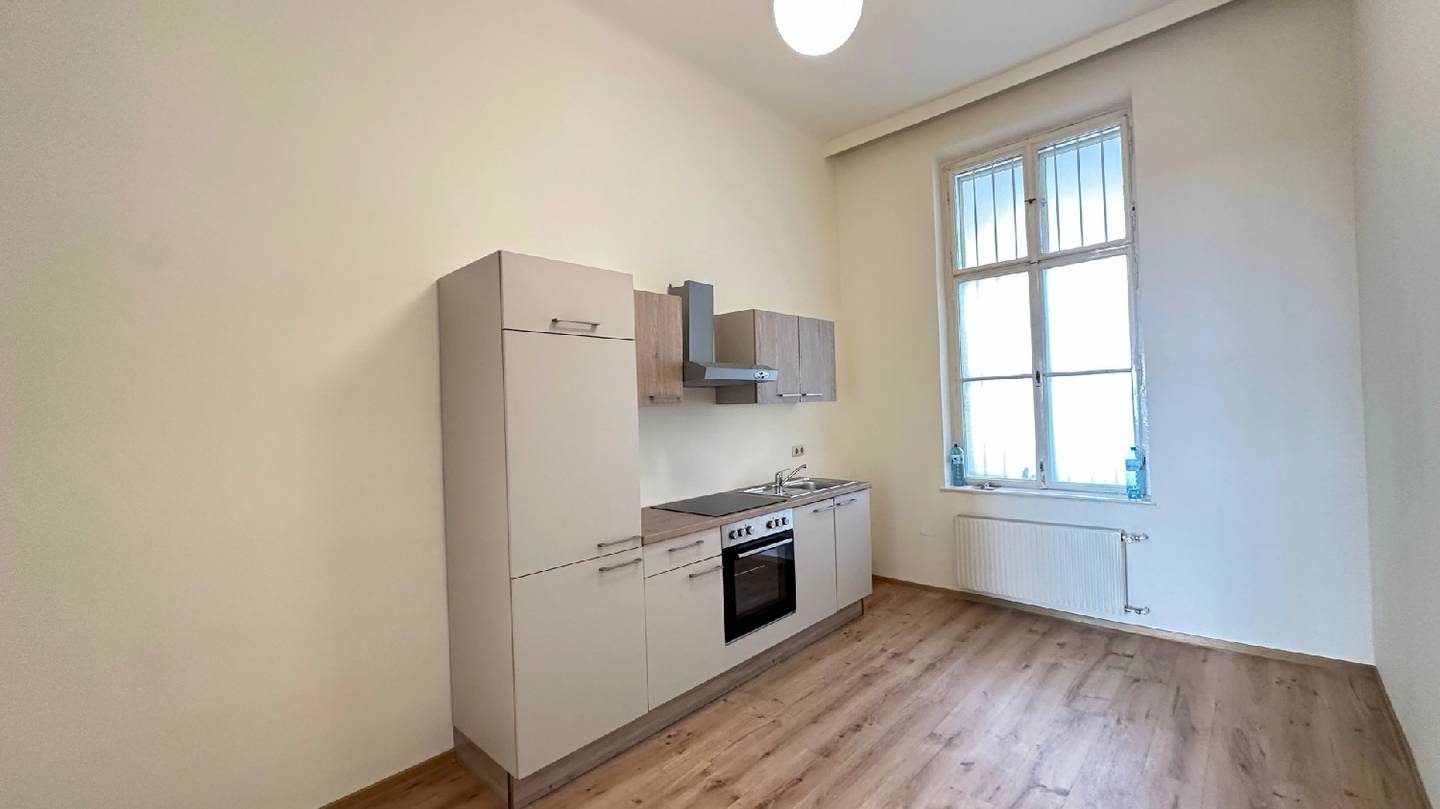 Old building apartment with generous layout near the opera