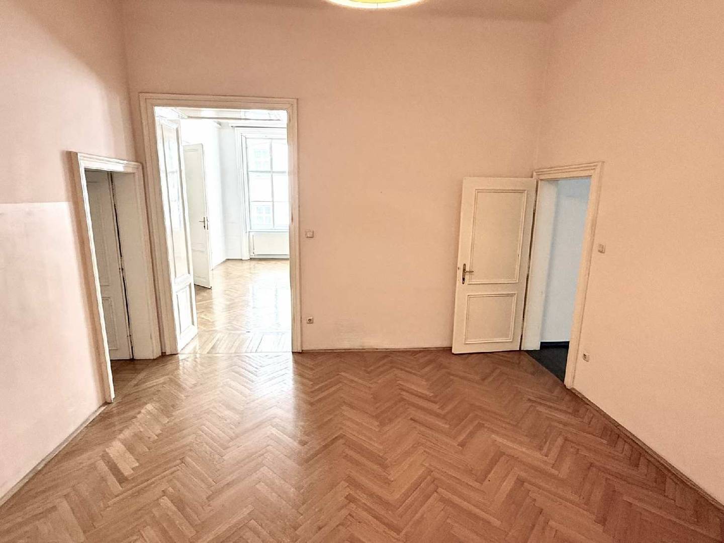 Old building apartment with generous layout near the opera