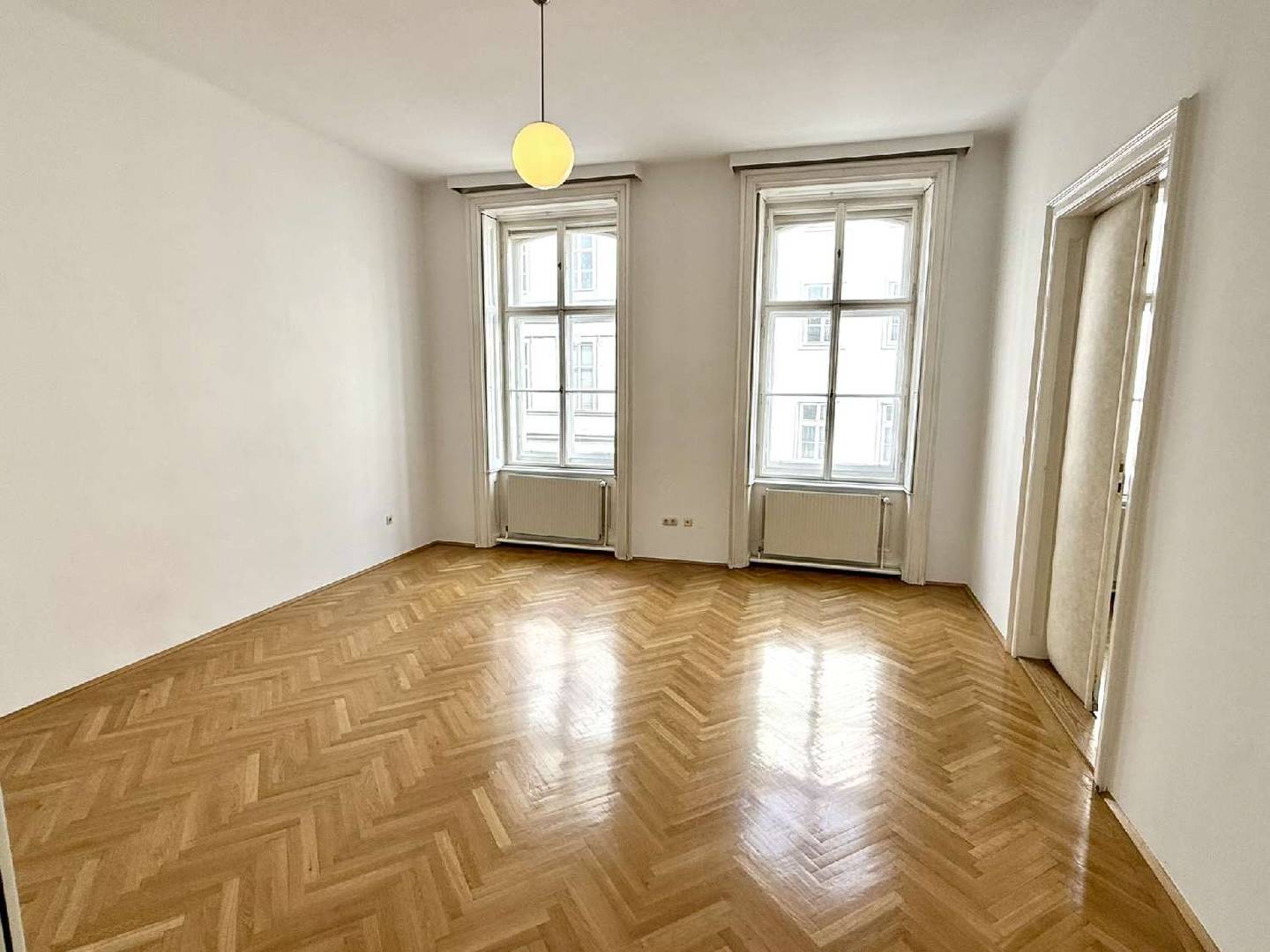 Old building apartment with generous layout near the opera