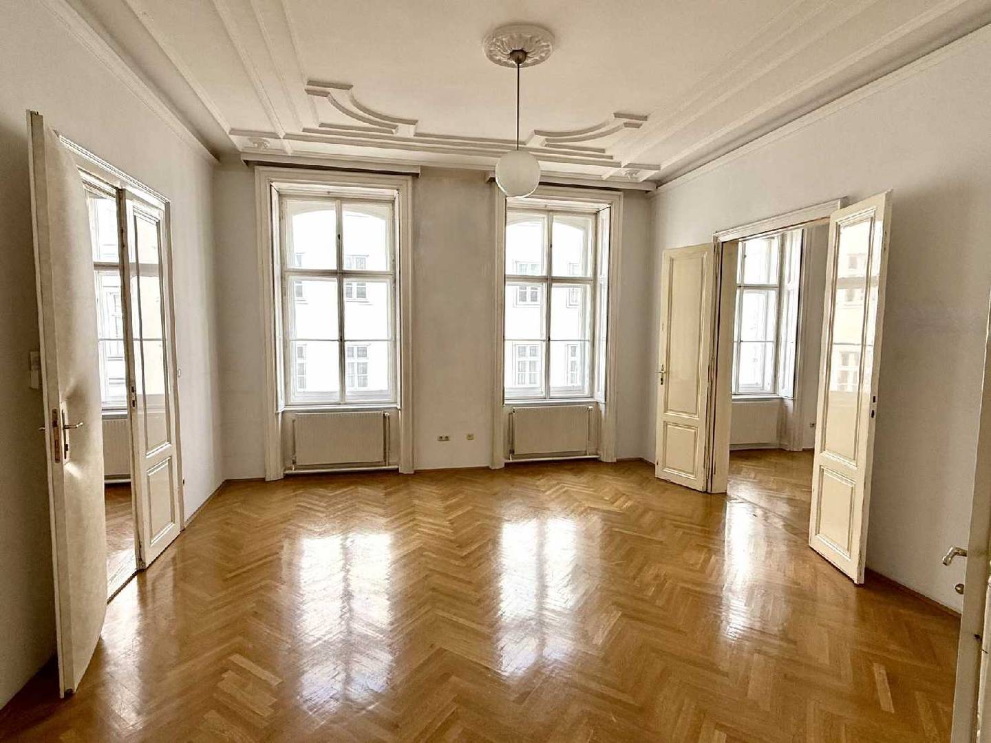 Old building apartment with generous layout near the opera
