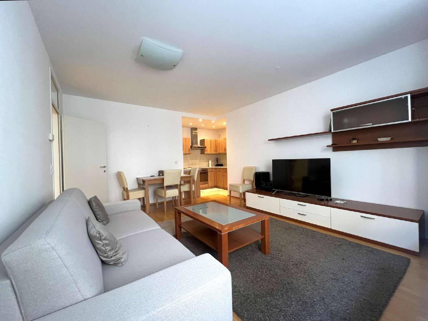Apartment in a quiet location fully furnished with parking garage