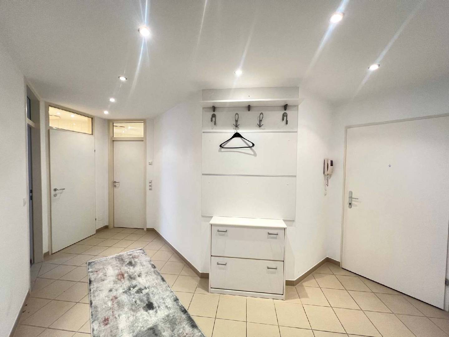 Apartment in a quiet location fully furnished with parking garage