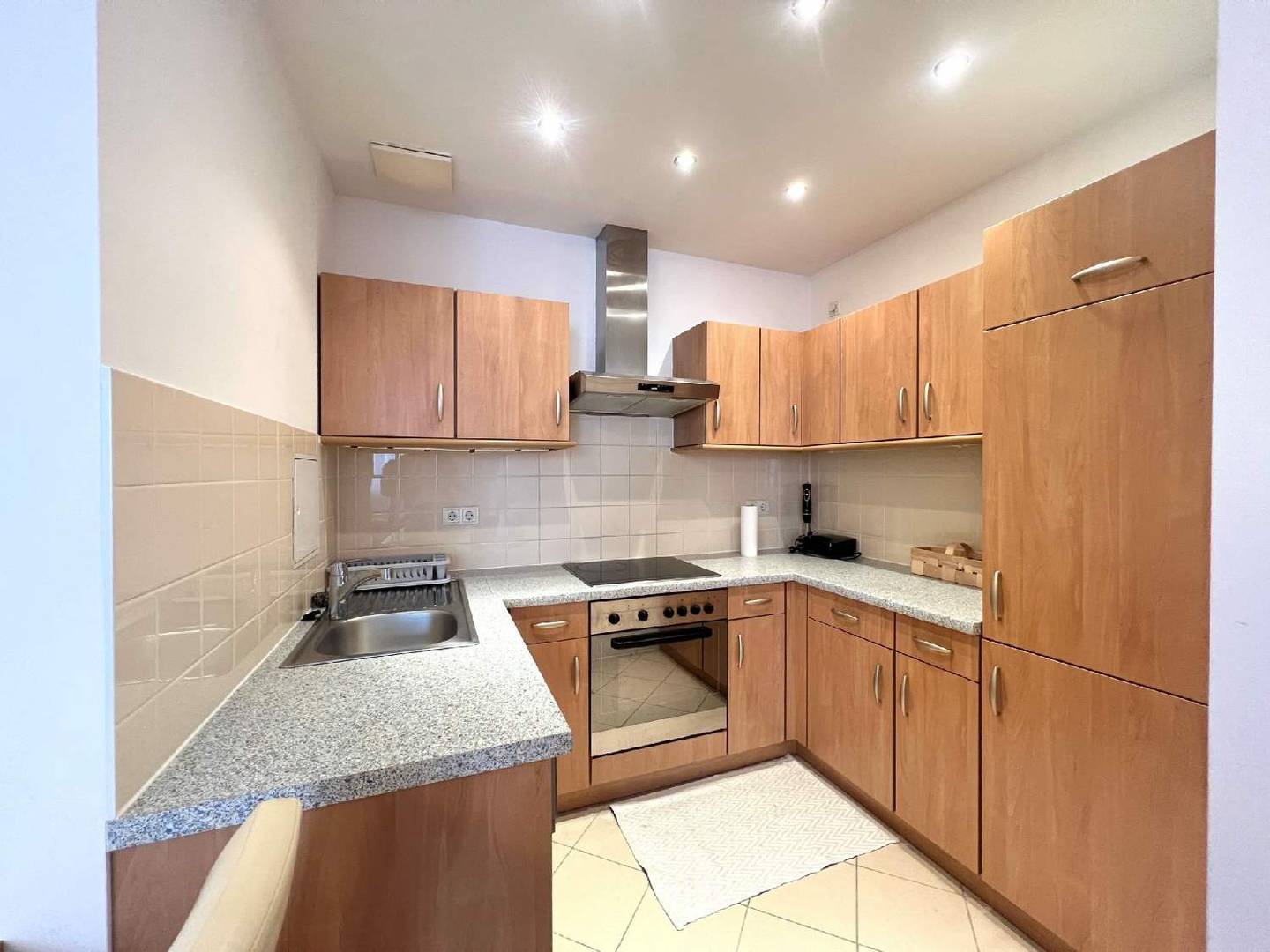 Apartment in a quiet location fully furnished with parking garage