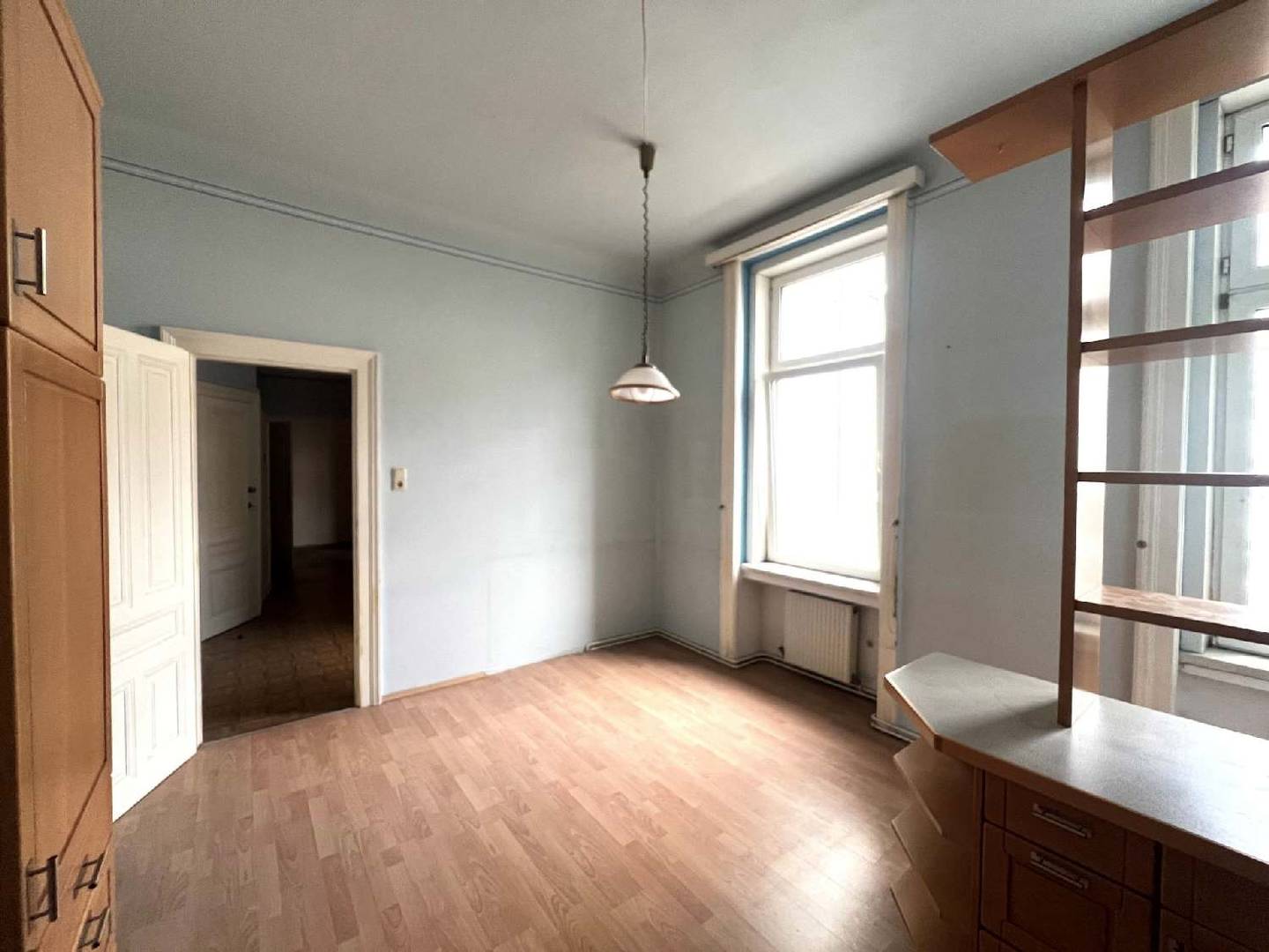 Old building apartment quiet courtyard potential