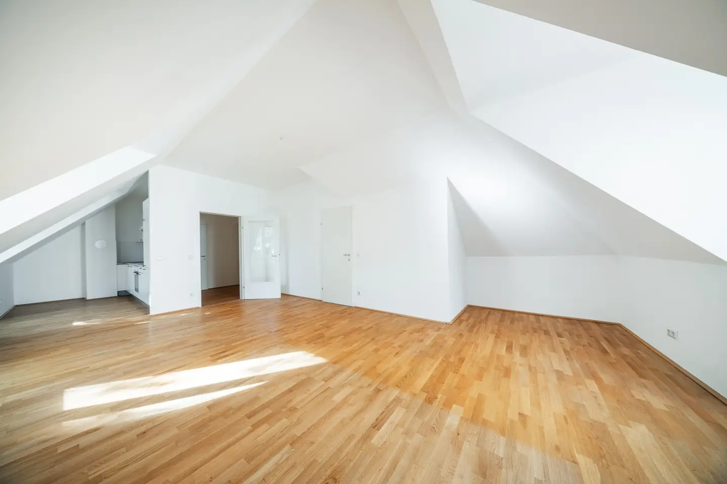 Dachgeschosswohnung Naschmarkt helle Decken