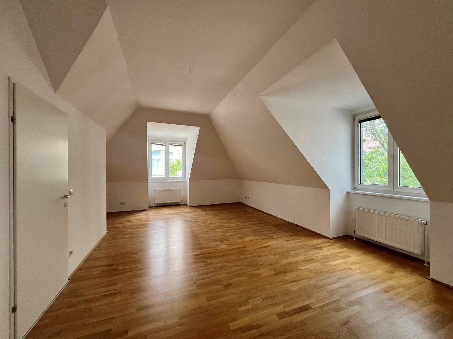 Attic apartment Naschmarkt bright high ceilings