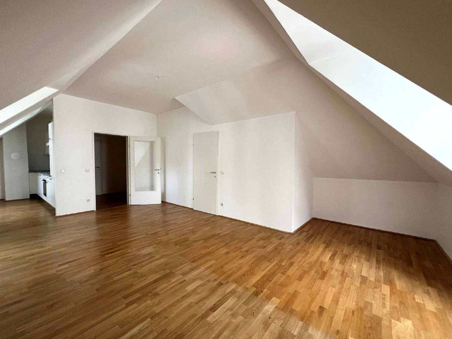 Attic apartment Naschmarkt bright high ceilings