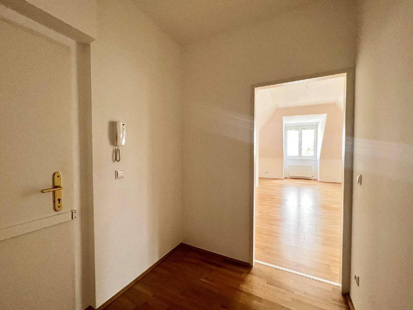 Attic apartment Naschmarkt bright high ceilings