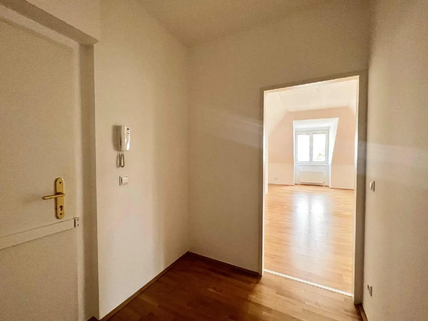 Dachgeschosswohnung Naschmarkt helle Decken