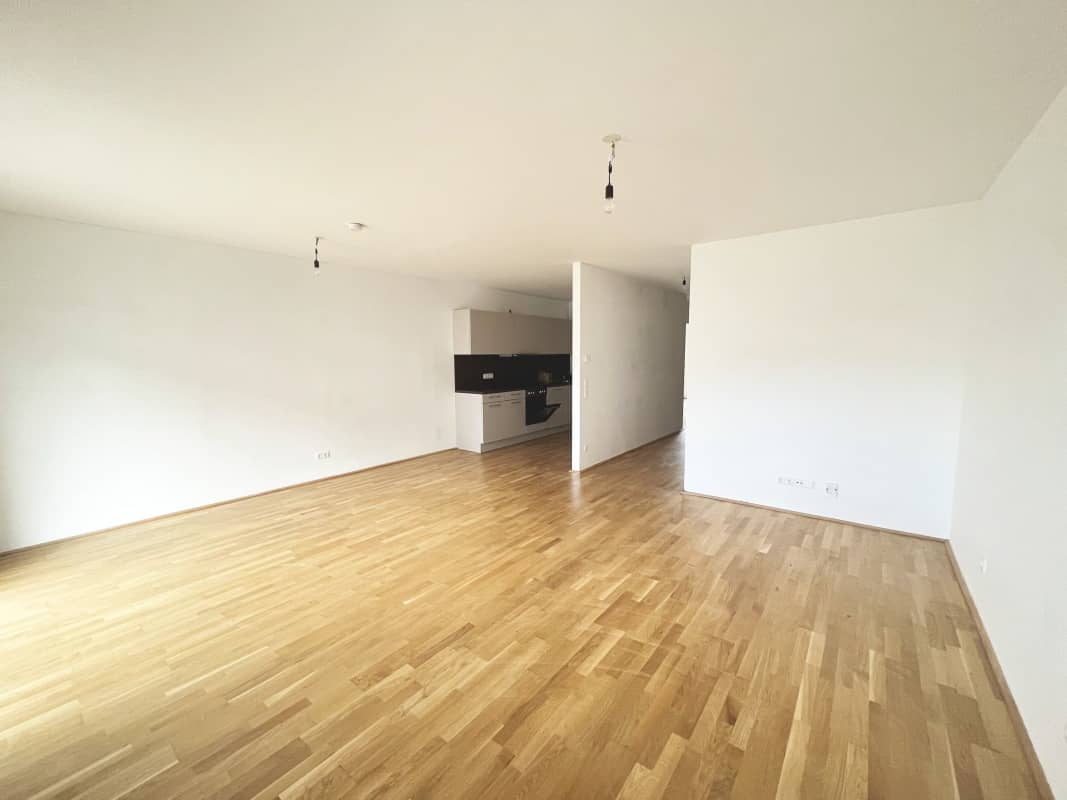 Apartment with Balcony and Ceiling Cooling