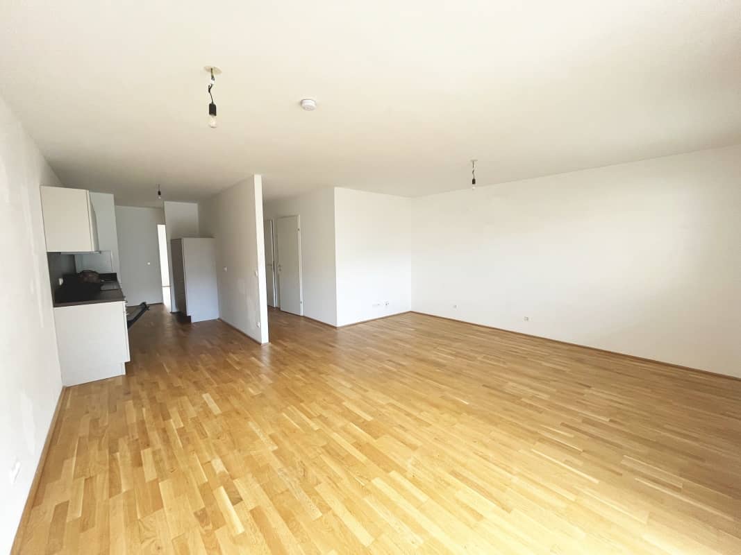 Apartment with Balcony and Ceiling Cooling