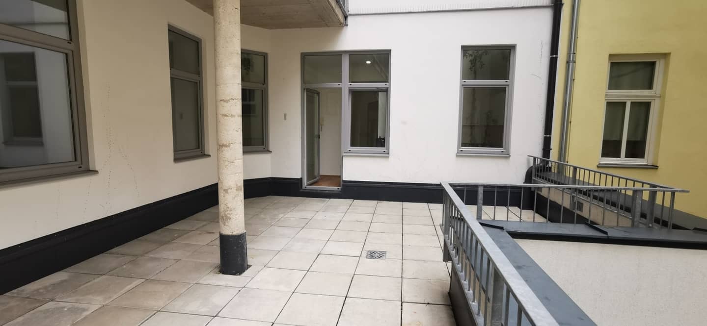 Altbauwohnung mit großer Terrasse in ruhiger Lage