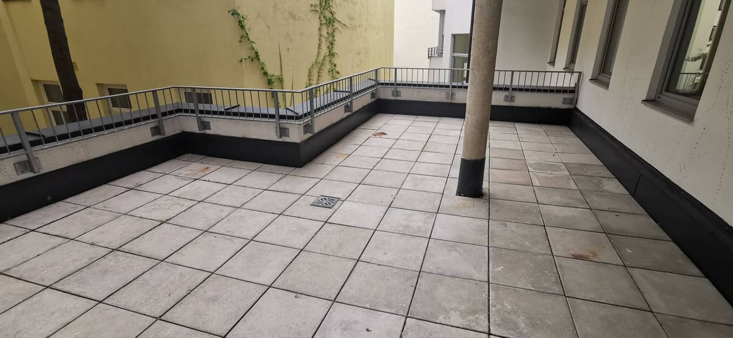 Altbauwohnung mit großer Terrasse in ruhiger Lage