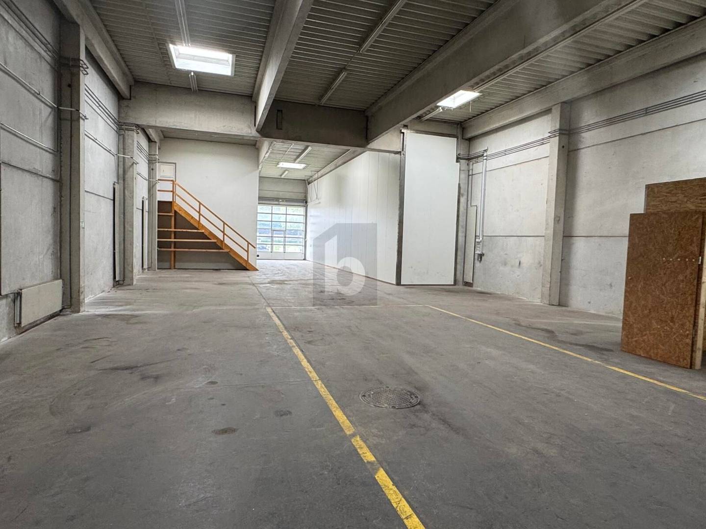 Bright hall with office and ample parking Loftwohnung
