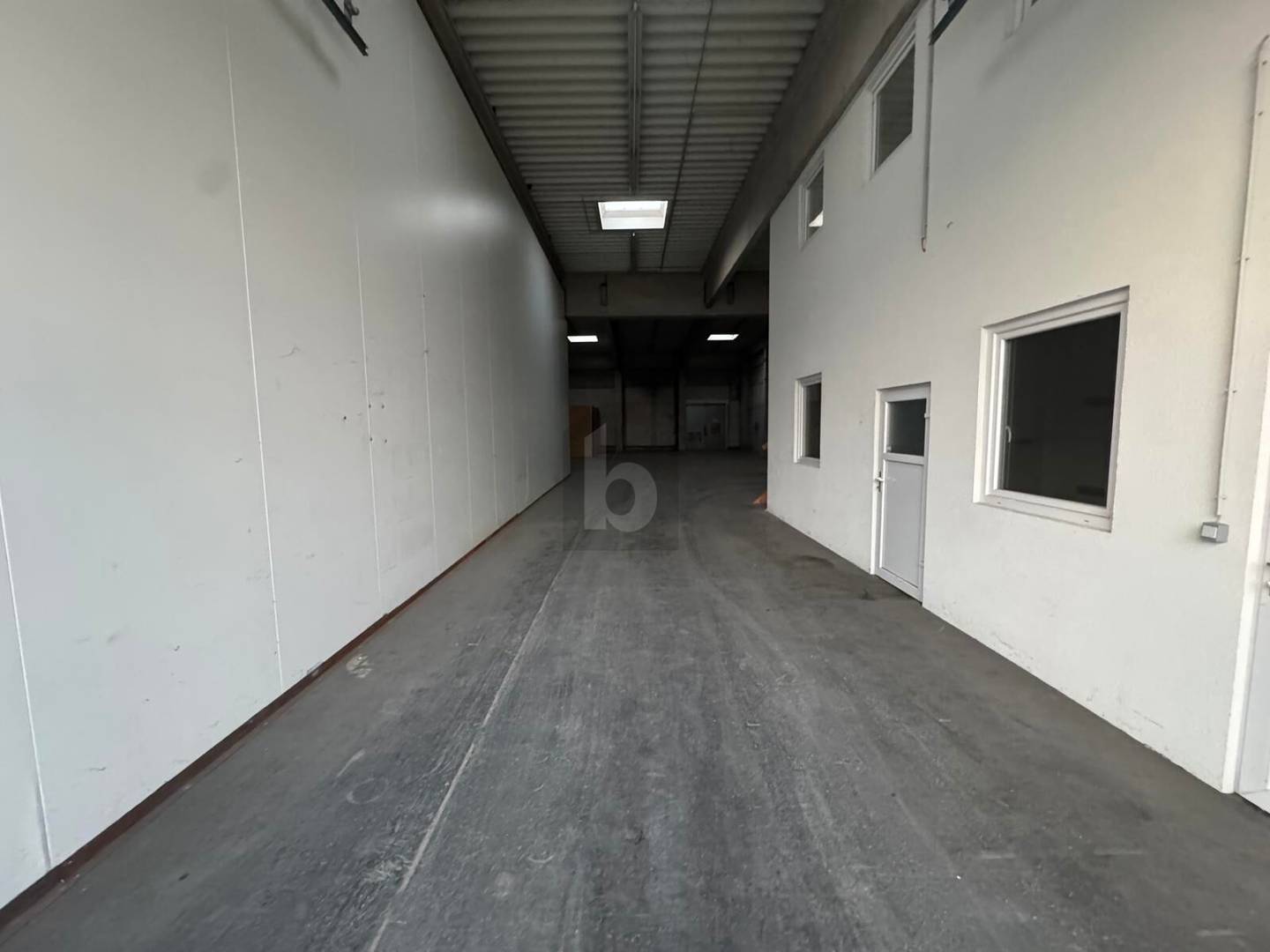 Bright hall with office and ample parking Loftwohnung