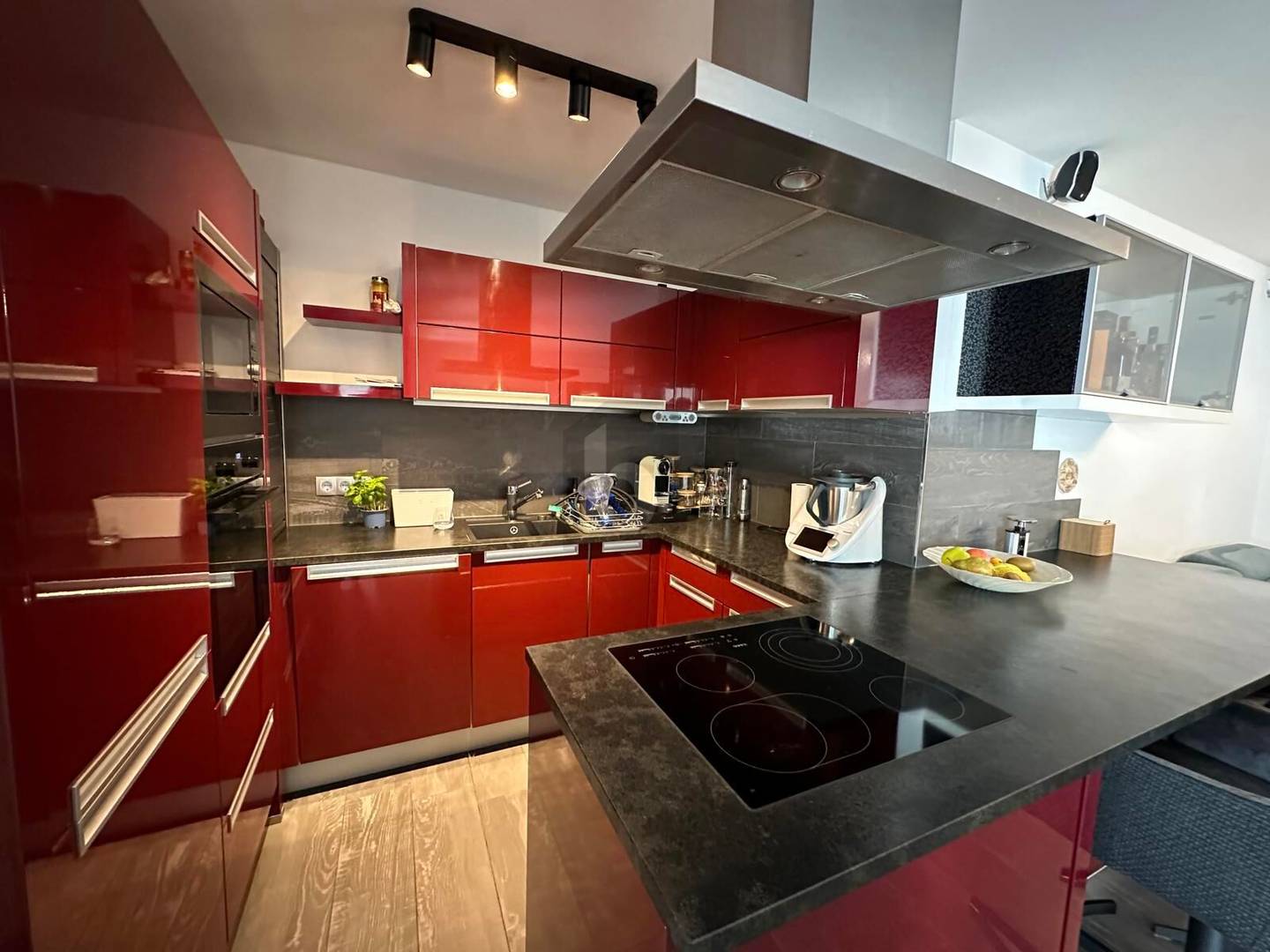 Bright apartment with large covered terrace and underground parking