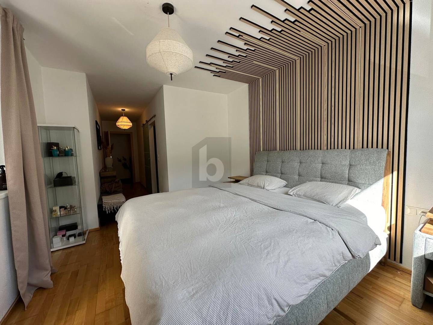Bright apartment with large covered terrace and underground parking