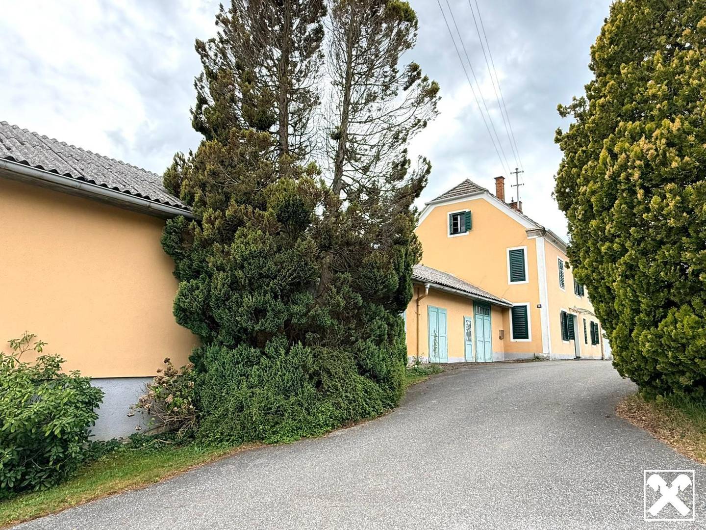 Haus mit Tischlerei auf großem Grundstück