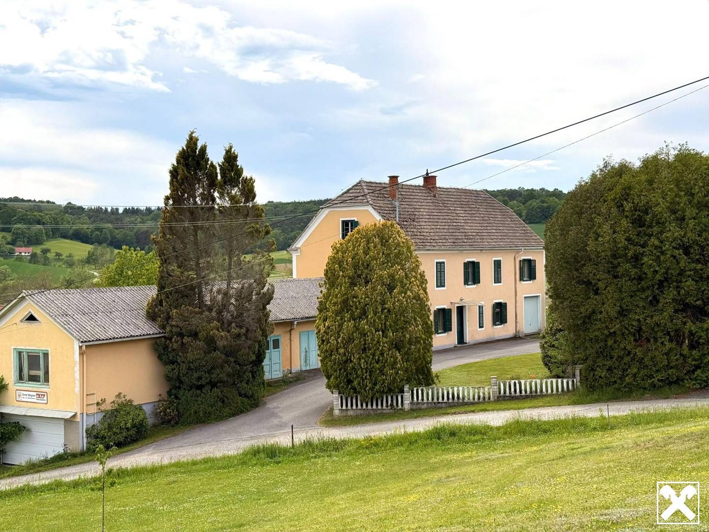 Haus mit Tischlerei auf großem Grundstück