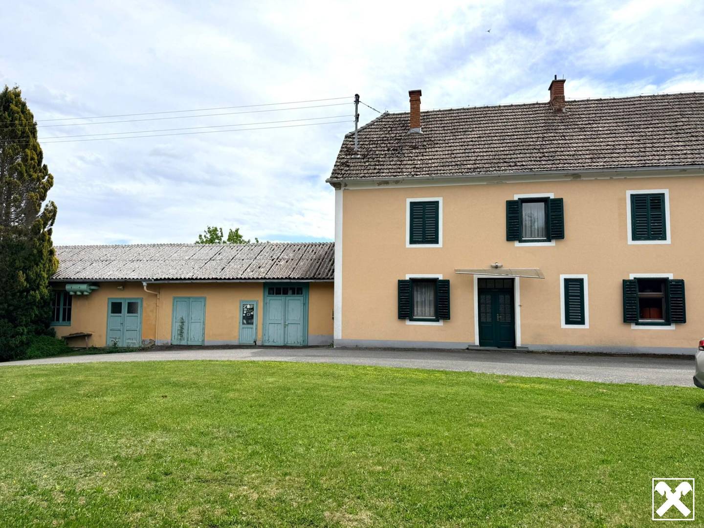 Haus mit Tischlerei auf großem Grundstück