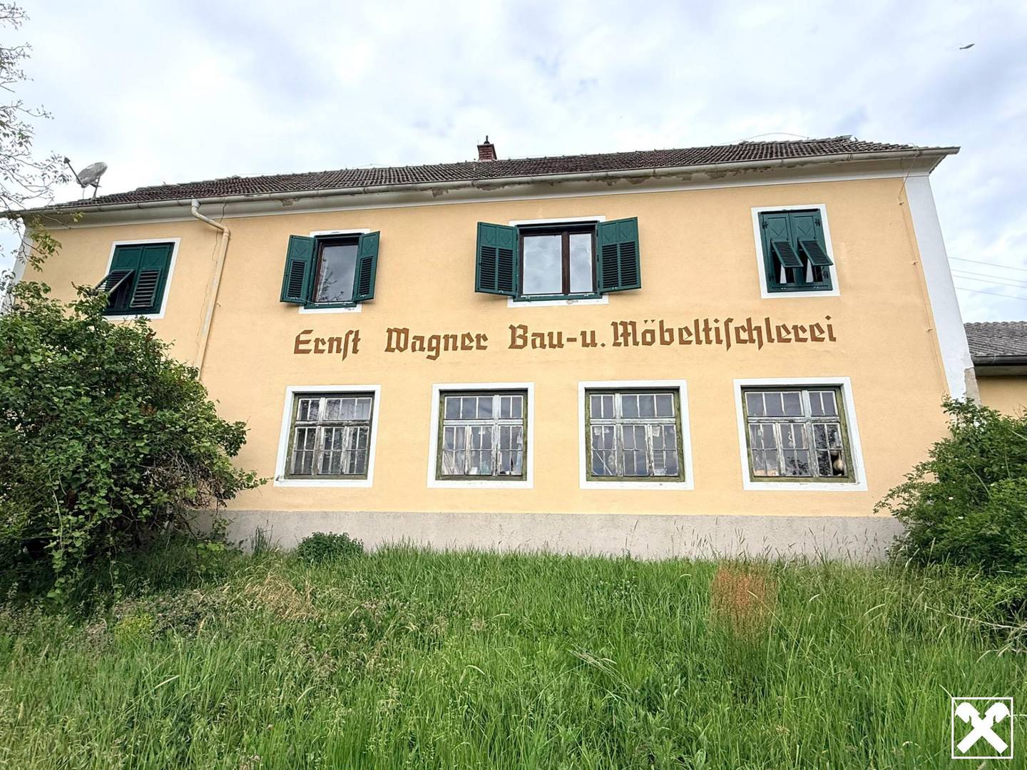 Haus mit Tischlerei auf großem Grundstück