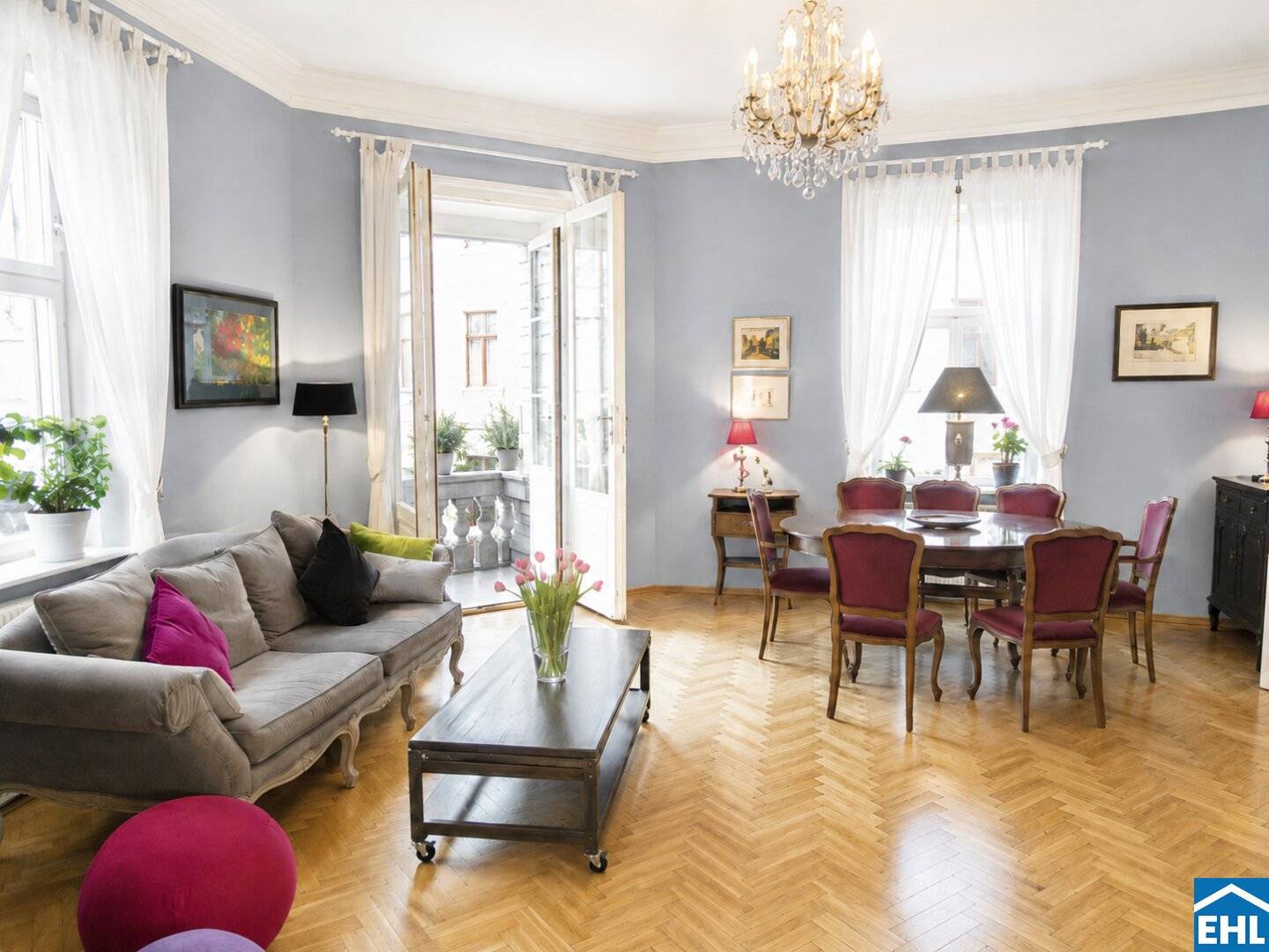 Old building apartment with attic balcony and two salons