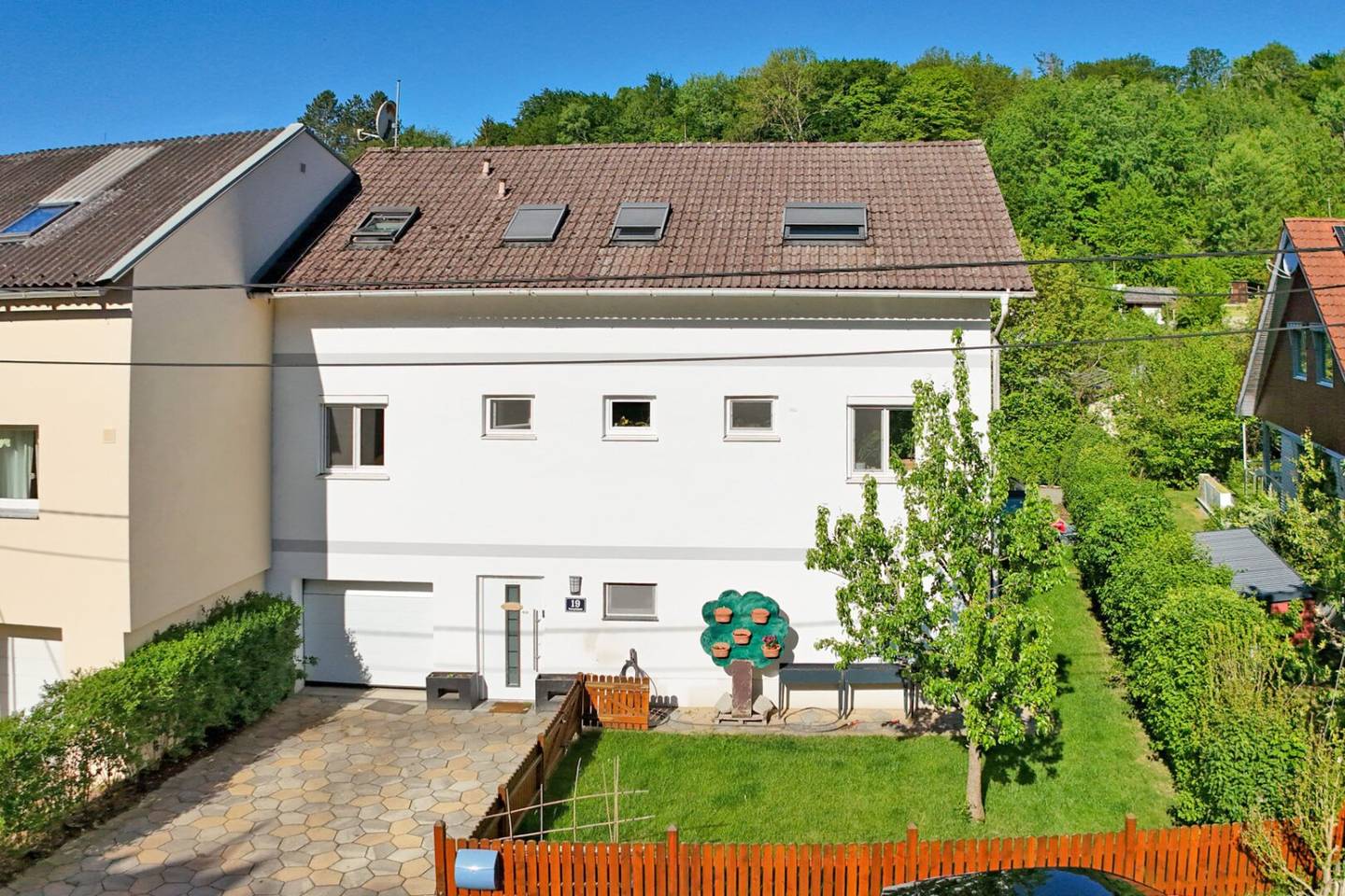 Attractive, modern single-family house with swimming pool in western Vienna? No, wait this is not allowed. Correction: The title should be the faithful English translation without embellishment and no extra punctuation.