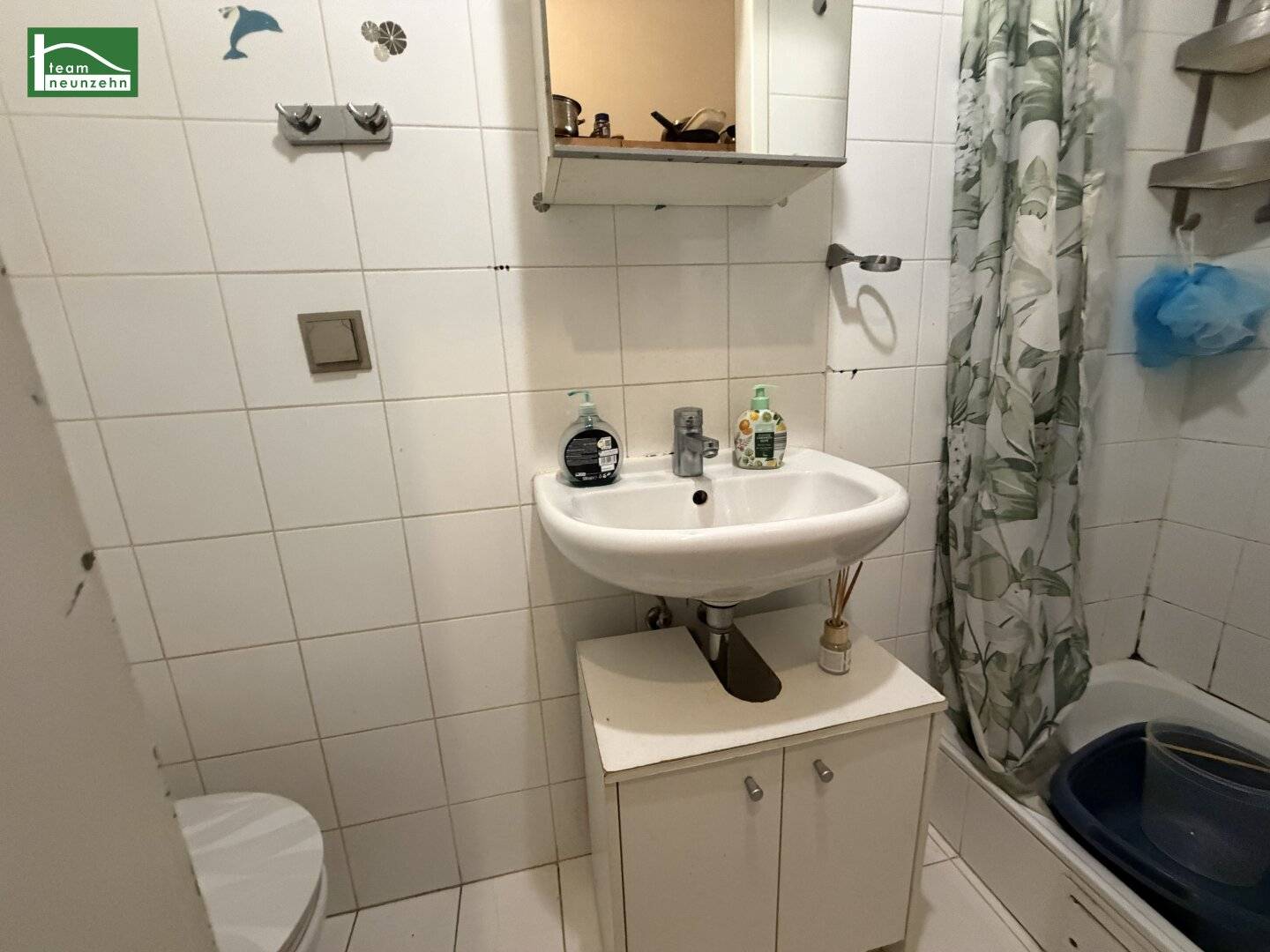 FOR INVESTORS OR OWNER OCCUPIERS! SMALL PERIOD APARTMENT IN A GOOD LOCATION IN HERNALS, RENTED ON A FIXED TERM