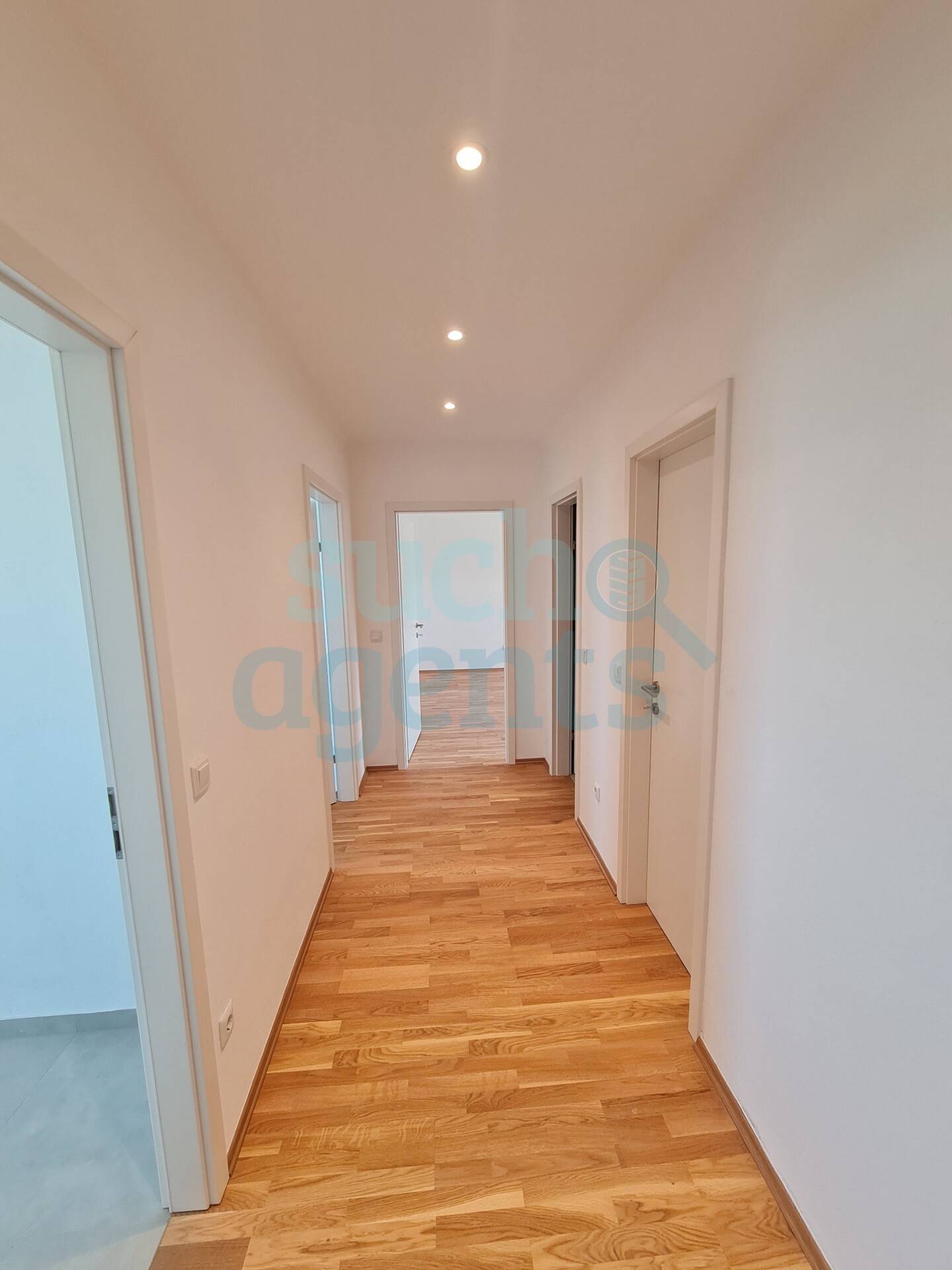 Dachgeschosswohnung hell großzügig modernisiert