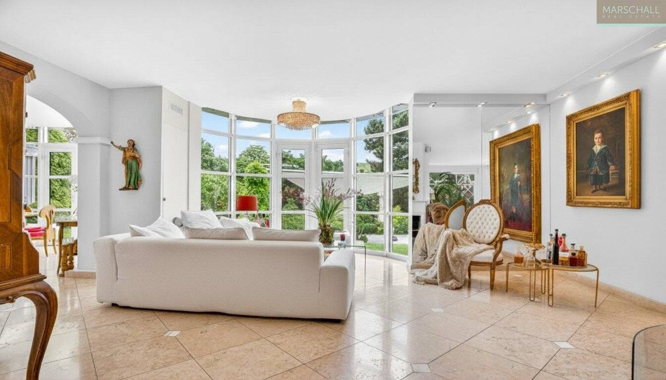 Maisonette apartment with private garden and pool in Grinzing