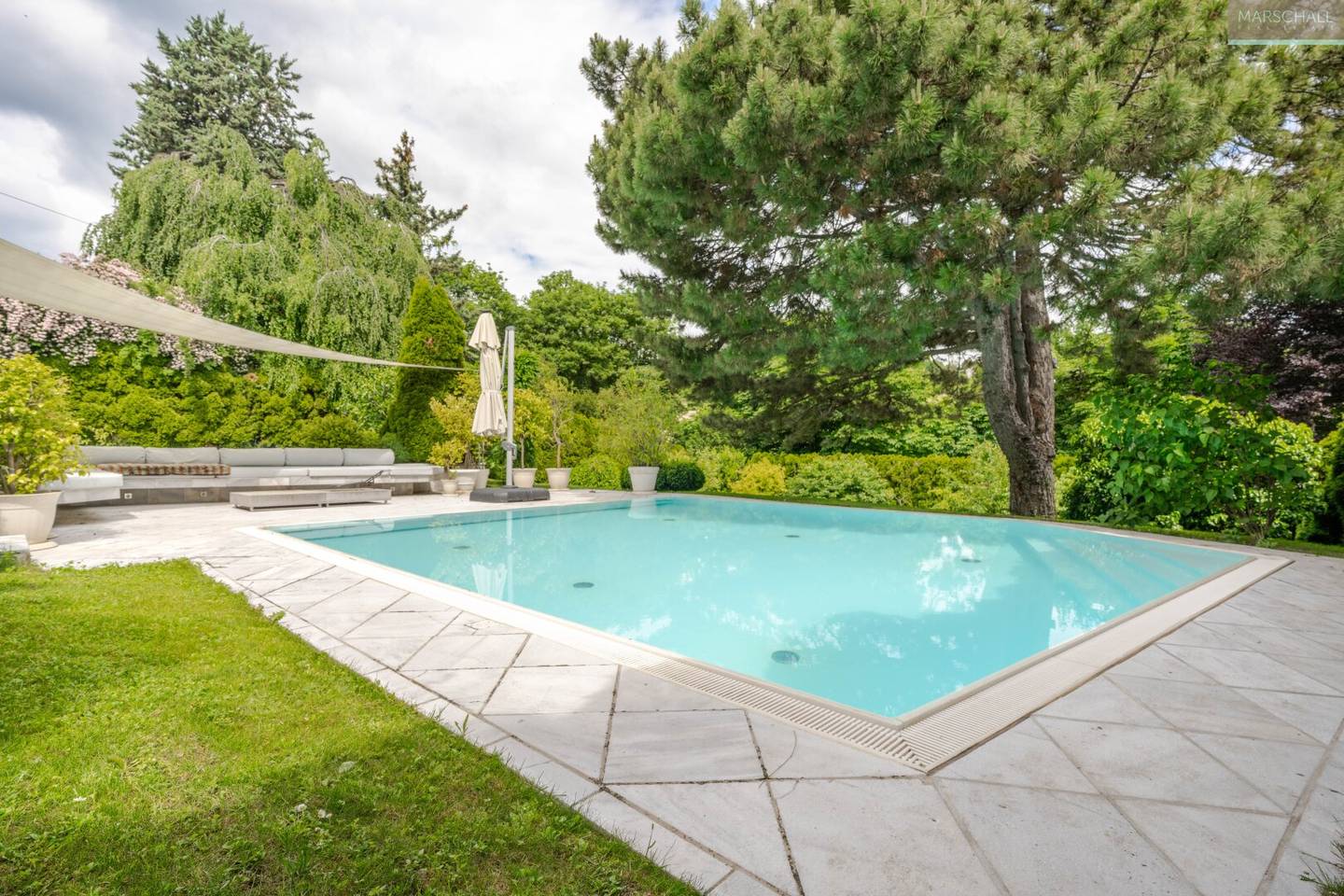 Maisonette apartment with private garden and pool in Grinzing