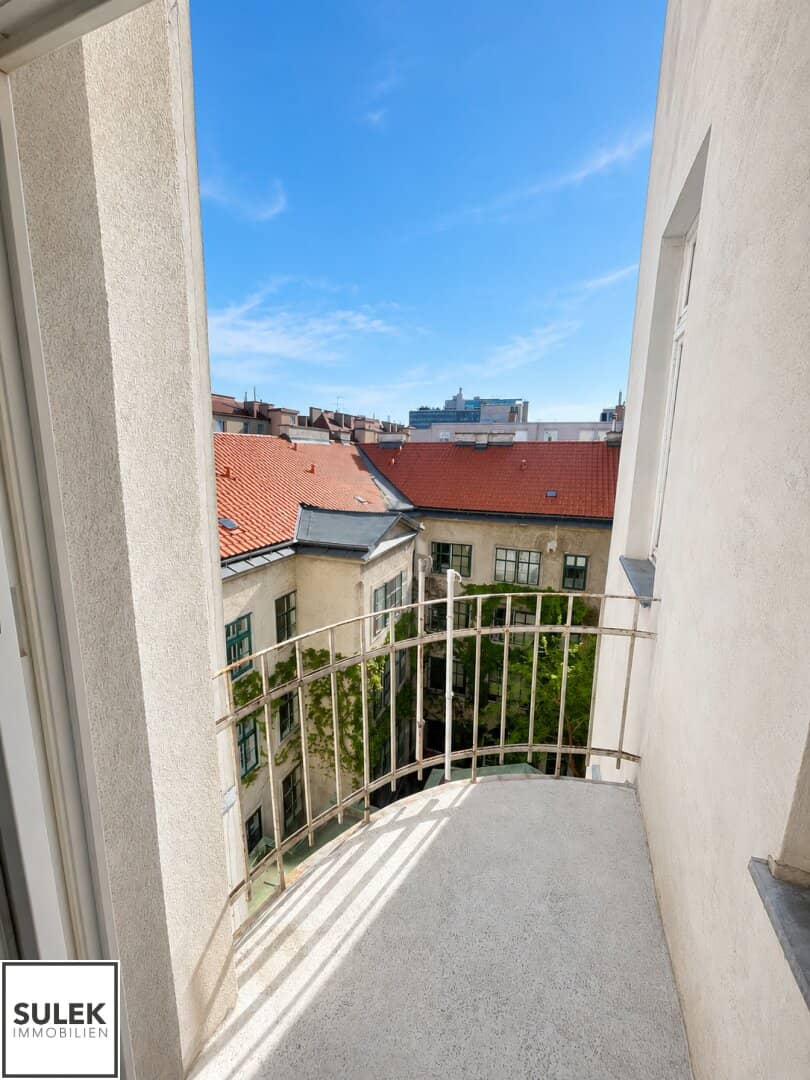 Wohnung Altbau mit Balkon Entwicklungspotenzial