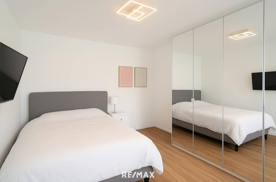 Wohnraum zum Bett (KI bereinigt)