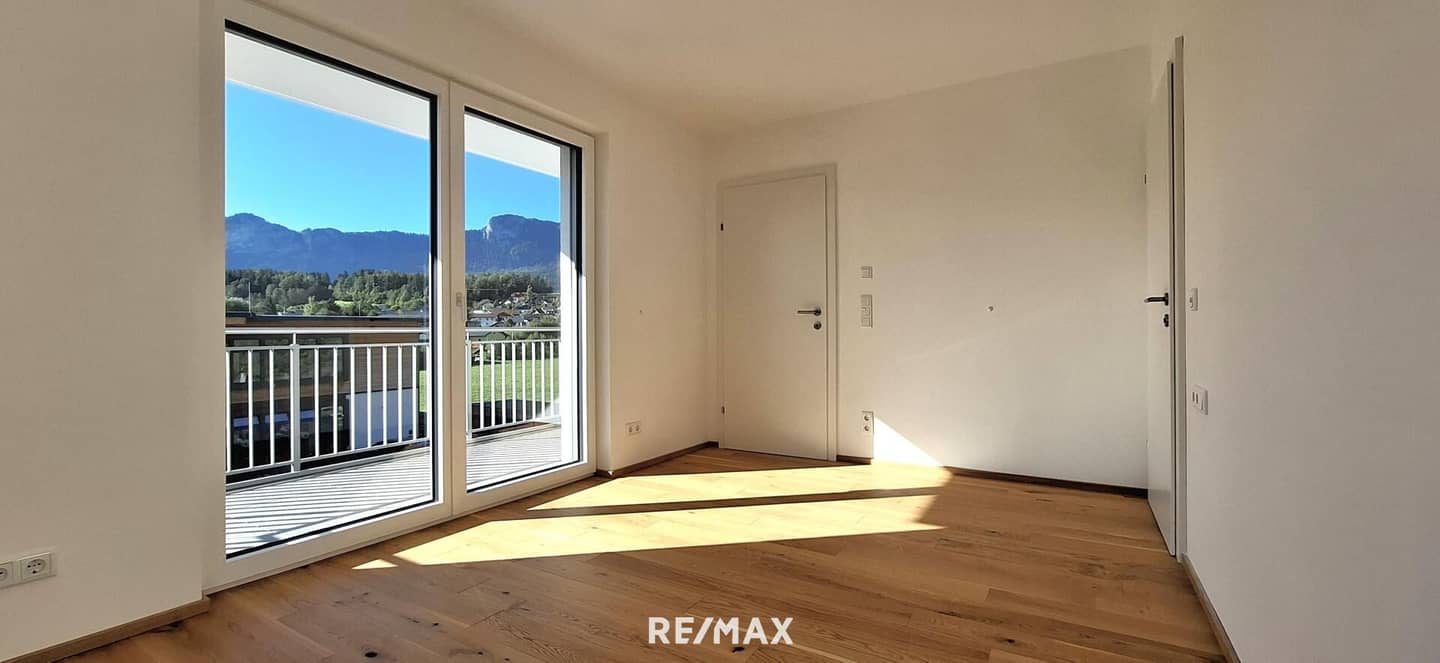 Neubauwohnung mit sonnigem Balkon und Bergblick
