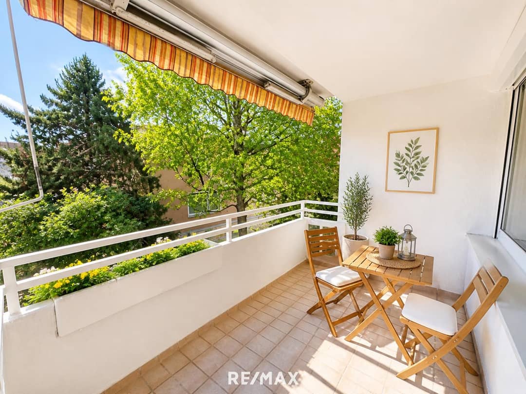 Apartment quiet location green view parking