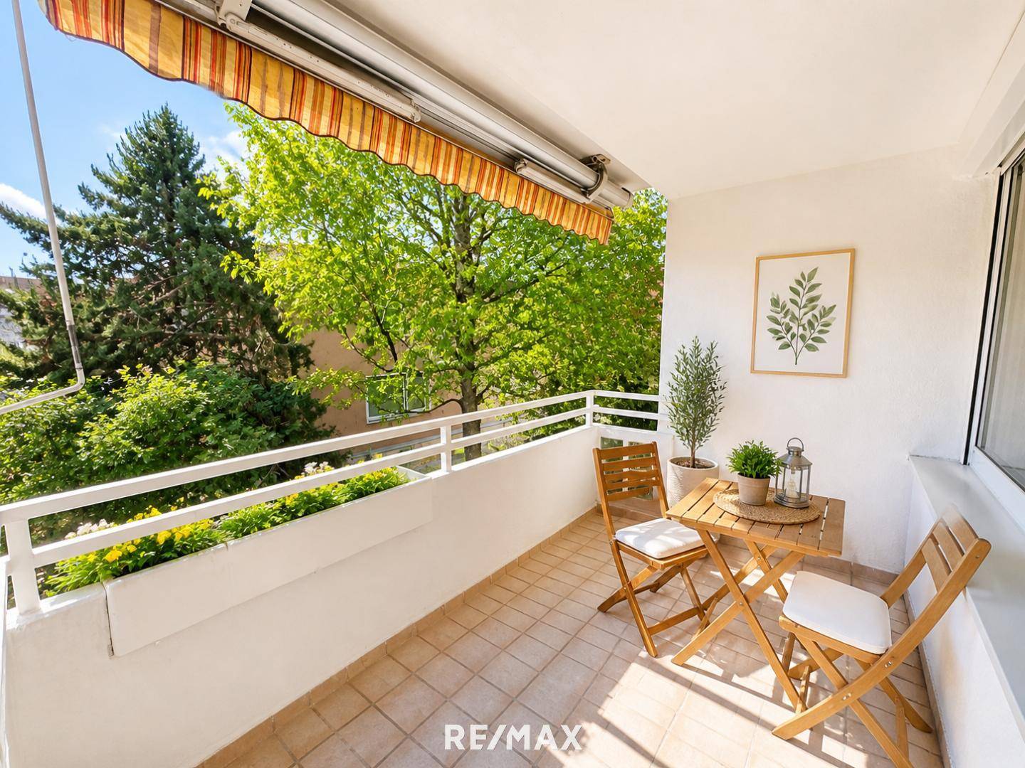 Apartment quiet location green view parking