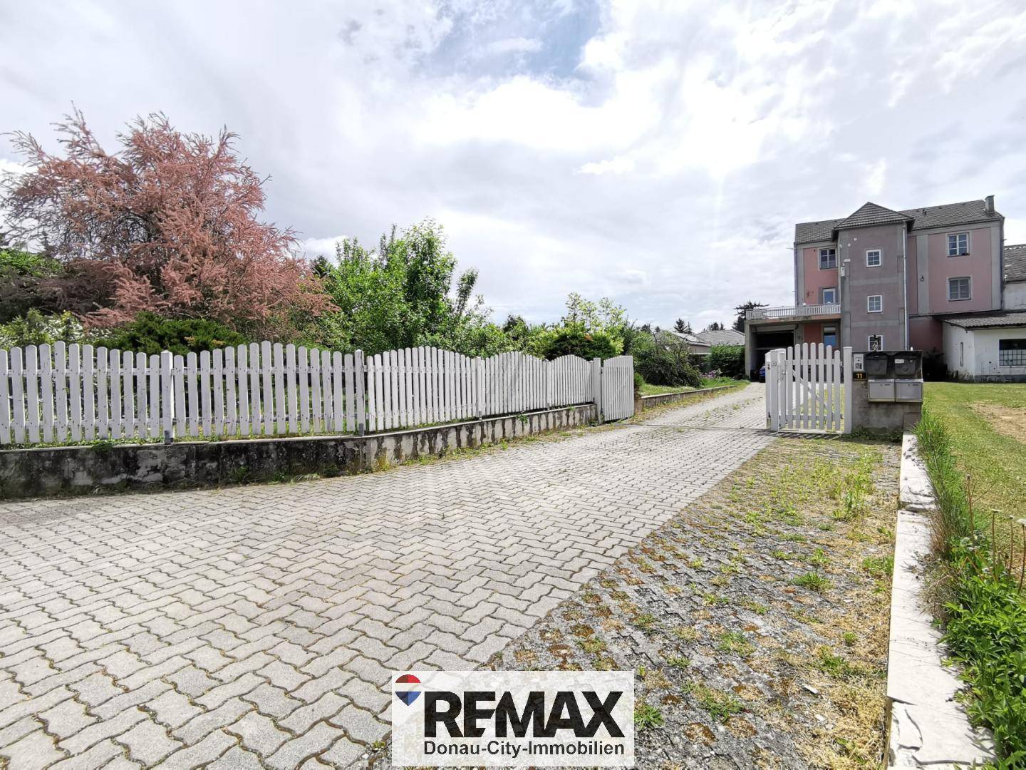 Multi-Family House with 4 Units in Mistelbach