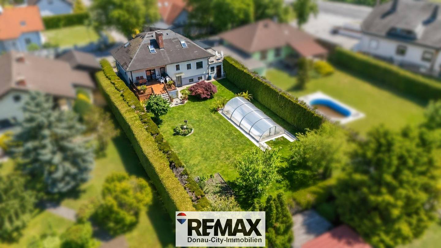 Family House with Garden and Pool