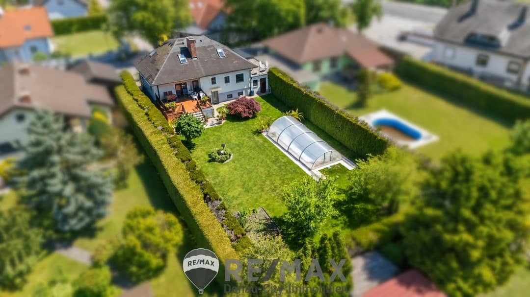 Einfamilienhaus mit Garten und Pool