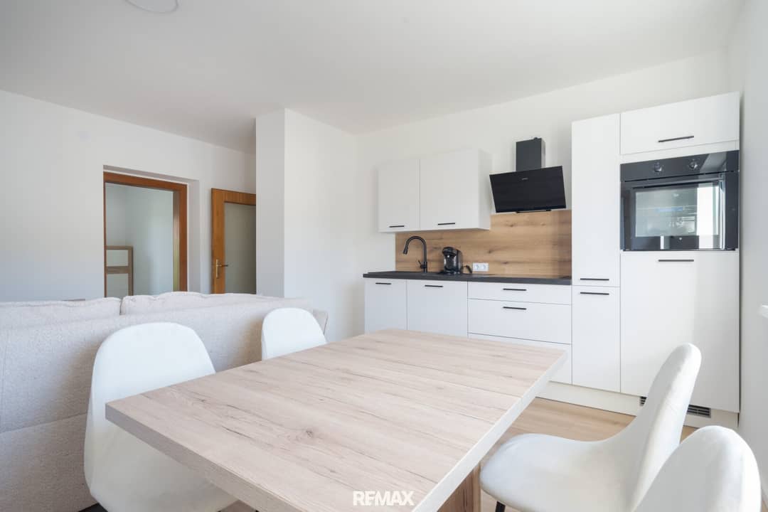 Wohnung im Ortszentrum mit verglaster Loggia und neuer Küche