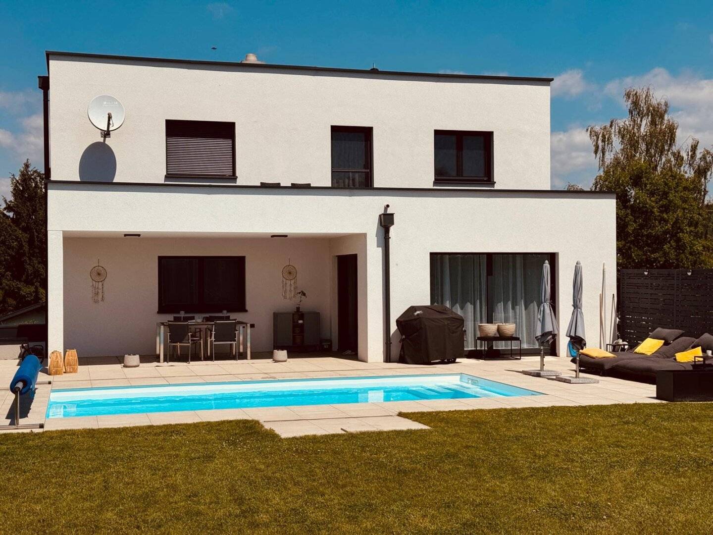 Walding: Neuwertiges Einfamilienhaus mit Pool, großem Grundstück und hochwertiger Ausstattung
