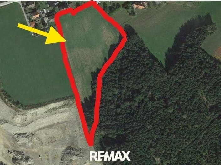 Ebene Ackerfläche (teilweise Dorfgebiet) + kleine Waldparzelle