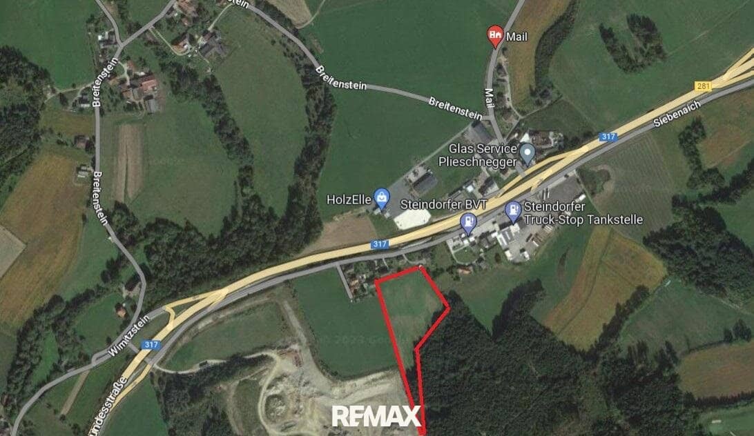Ebene Ackerfläche (teilweise Dorfgebiet) + kleine Waldparzelle