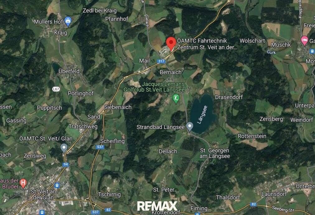 Ebene Ackerfläche (teilweise Dorfgebiet) + kleine Waldparzelle