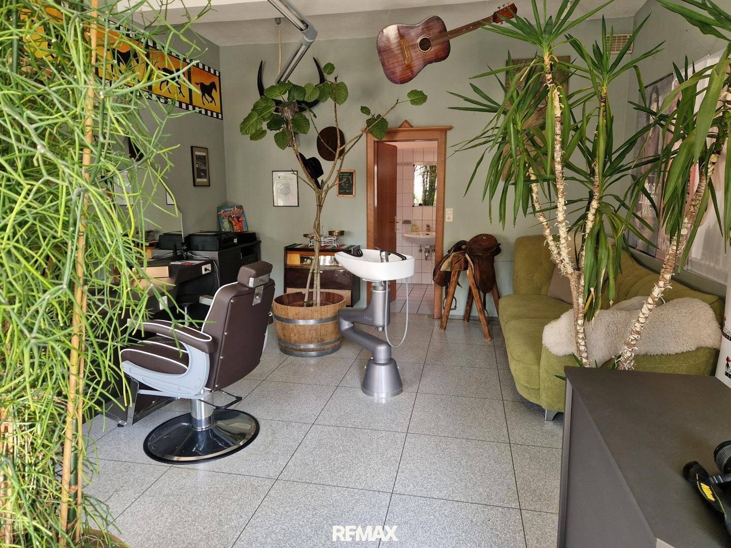 Friseur-Salon und Wohnung in einem Haus