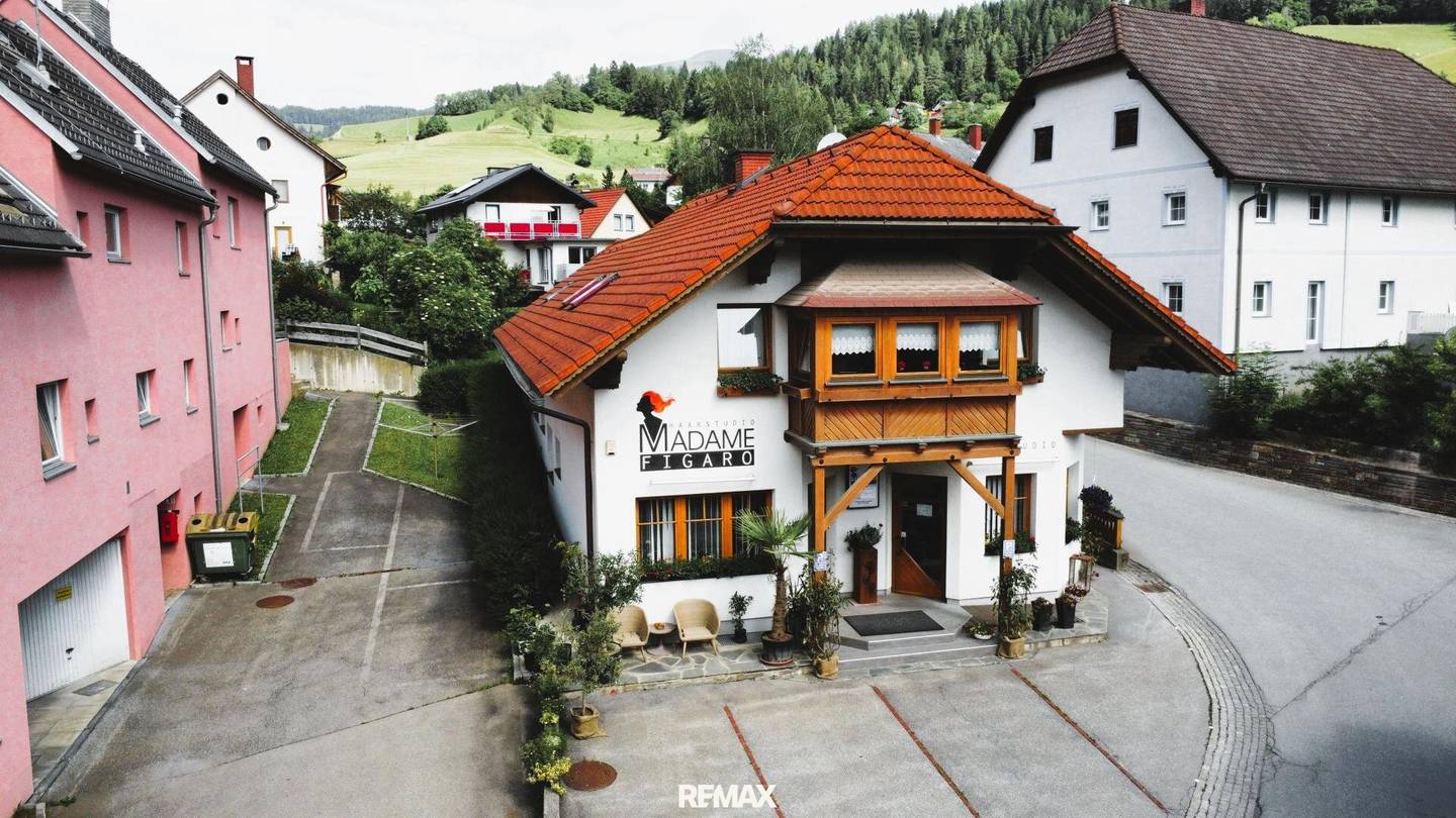 Friseur-Salon und Wohnung in einem Haus