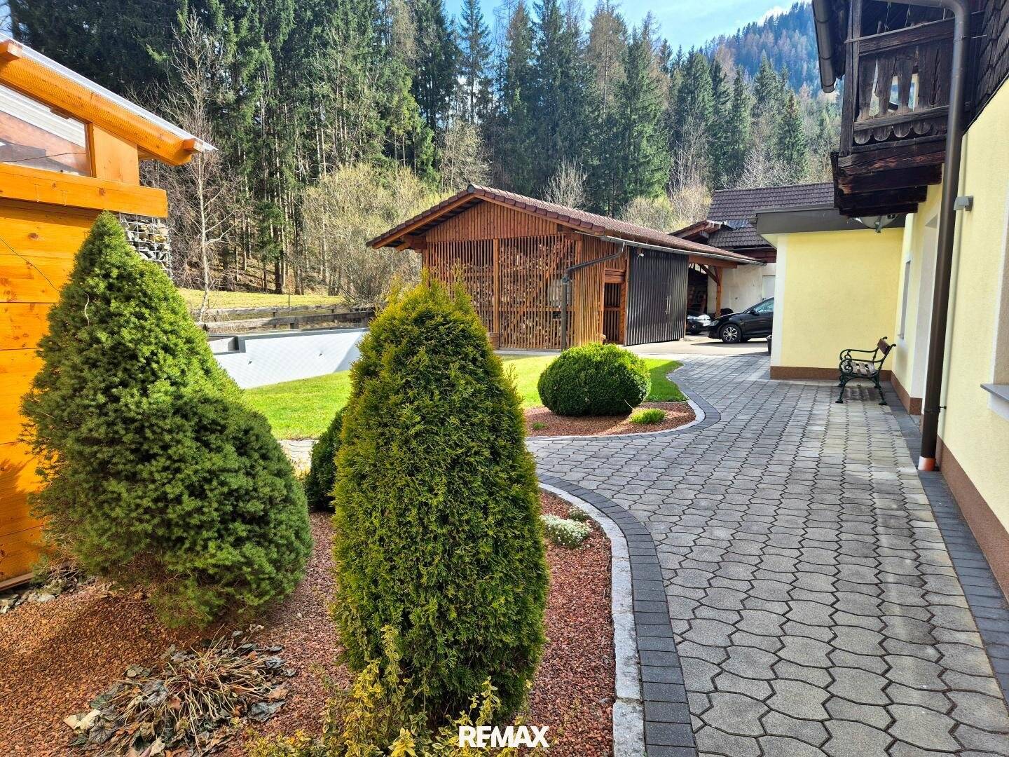 Tolle Liegenschaft mit einem Einfamilienhaus und urigem Bauernhaus mit Garagen und Stallgebäude