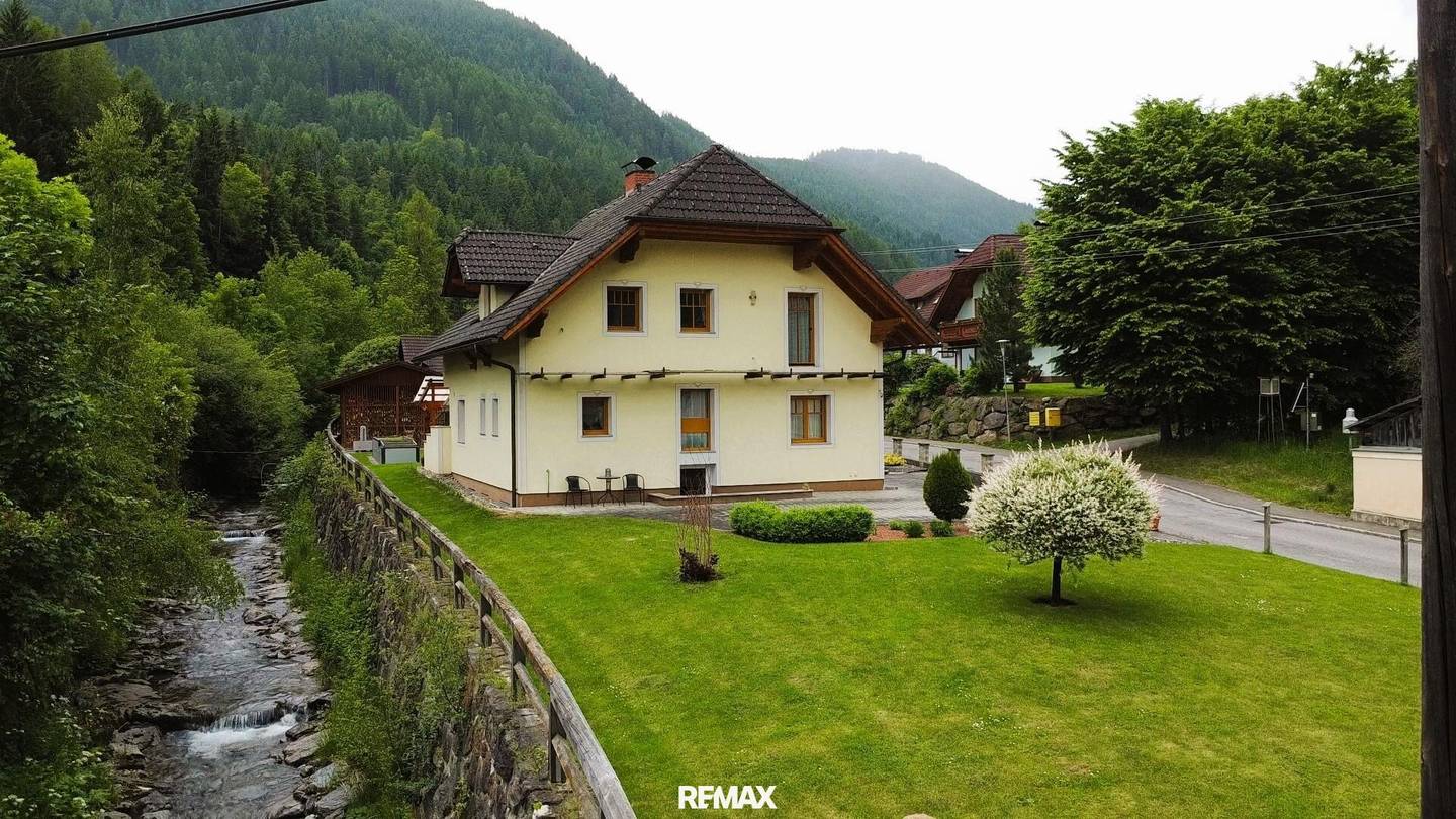 Tolle Liegenschaft mit einem Einfamilienhaus und urigem Bauernhaus mit Garagen und Stallgebäude
