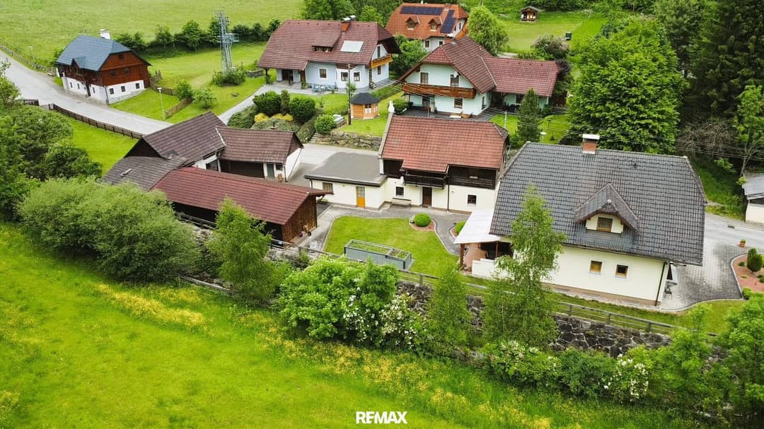 Tolle Liegenschaft mit einem Einfamilienhaus und urigem Bauernhaus mit Garagen und Stallgebäude